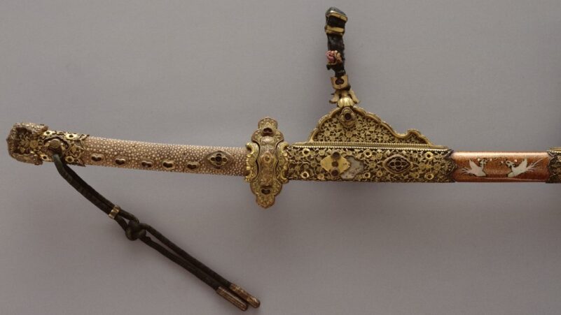 国宝-工芸｜梨地螺鈿金荘餝劔（飾剣）［東京国立博物館］ | WANDER 国宝