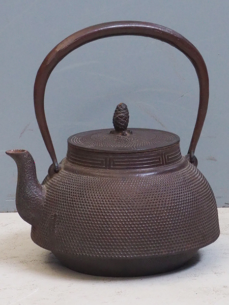 時代物 蔵出し 鉄瓶 鉄製 アンティーク 静かな佇まい 観賞用 高岡銅器 鉄瓶 | 砂鉄 鉄砲口形 | 素文 | 般若鋳造所