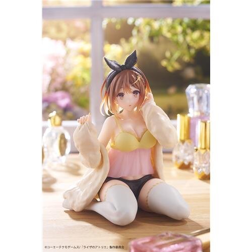 ペタンと座ったルームウェア姿にドキッ！アニメ『ライザのアトリエ