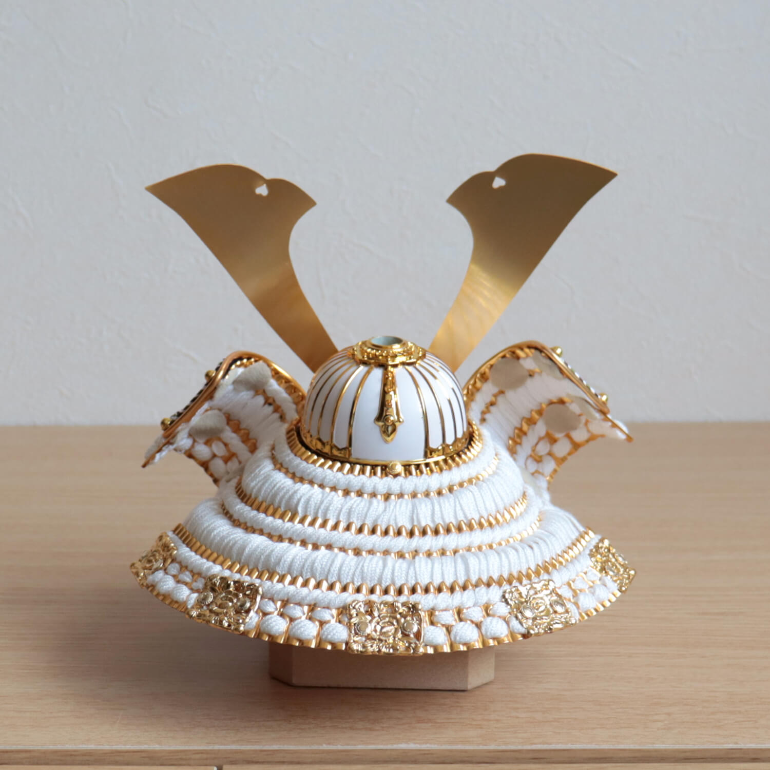 新作 木目吹き返し兜 ゴールド 白糸 蒔絵屏風「月に桜」本藤巻弓太刀