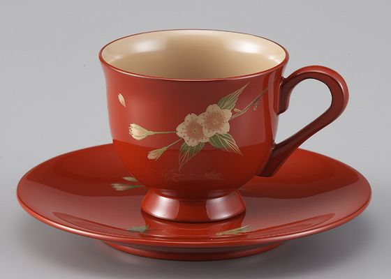 コーヒーカップ 春秋蒔絵は、内側を白塗りにしてコーヒーの色も