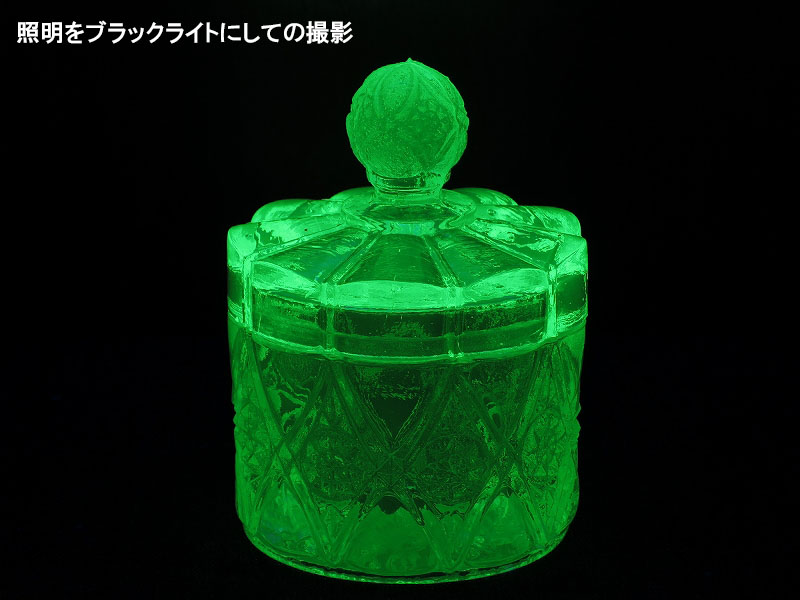 カットが美しいウランガラスの蓋付き小物入れ（ヴァセリンガラス