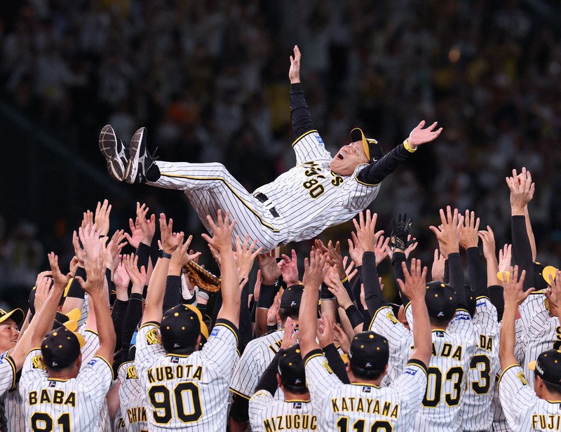阪神タイガース 18年ぶりのリーグ優勝 岡田彰布監督歓喜の胴上げ [写真
