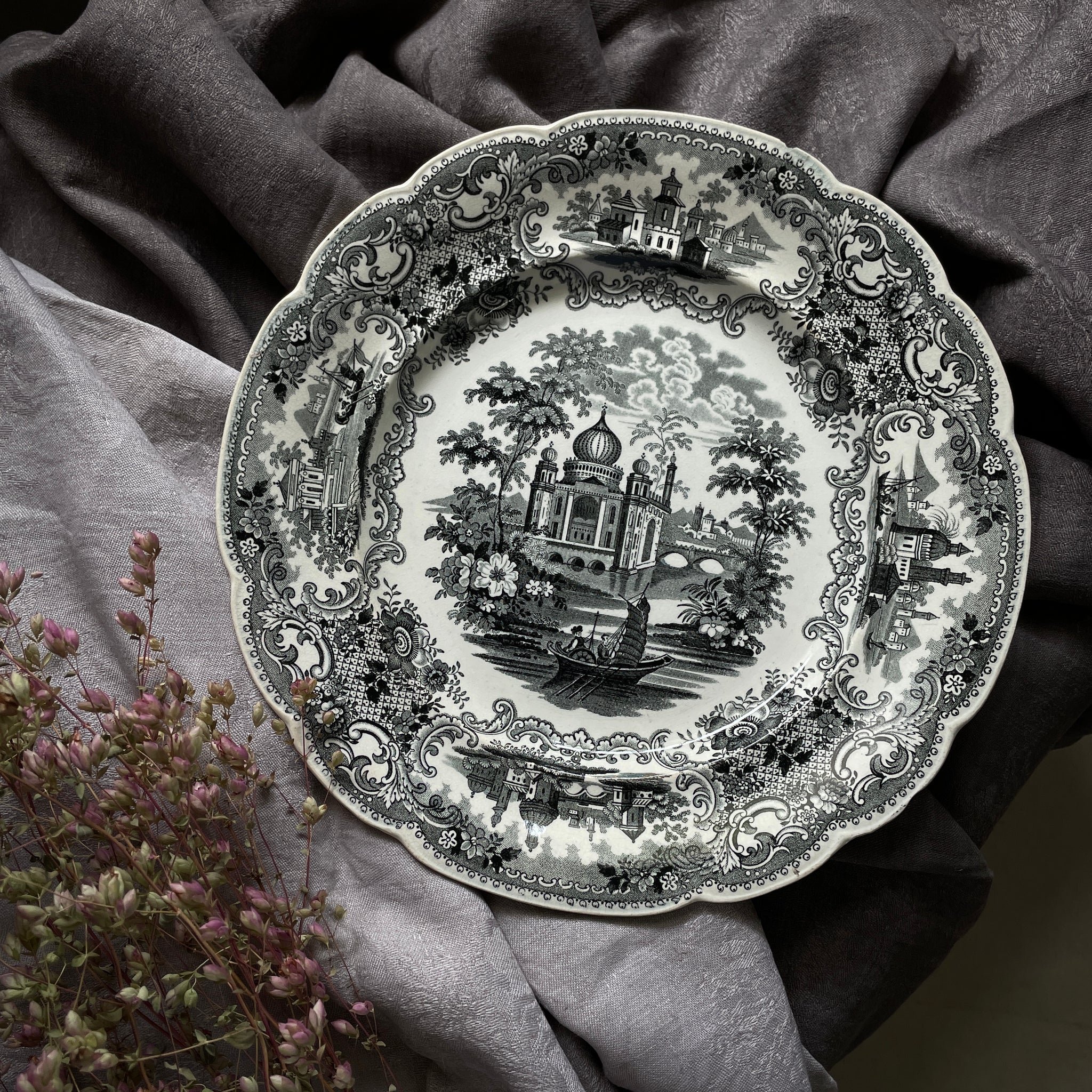 異国情緒漂うモノクロな平皿（直径25cm） ベルギーアンティーク