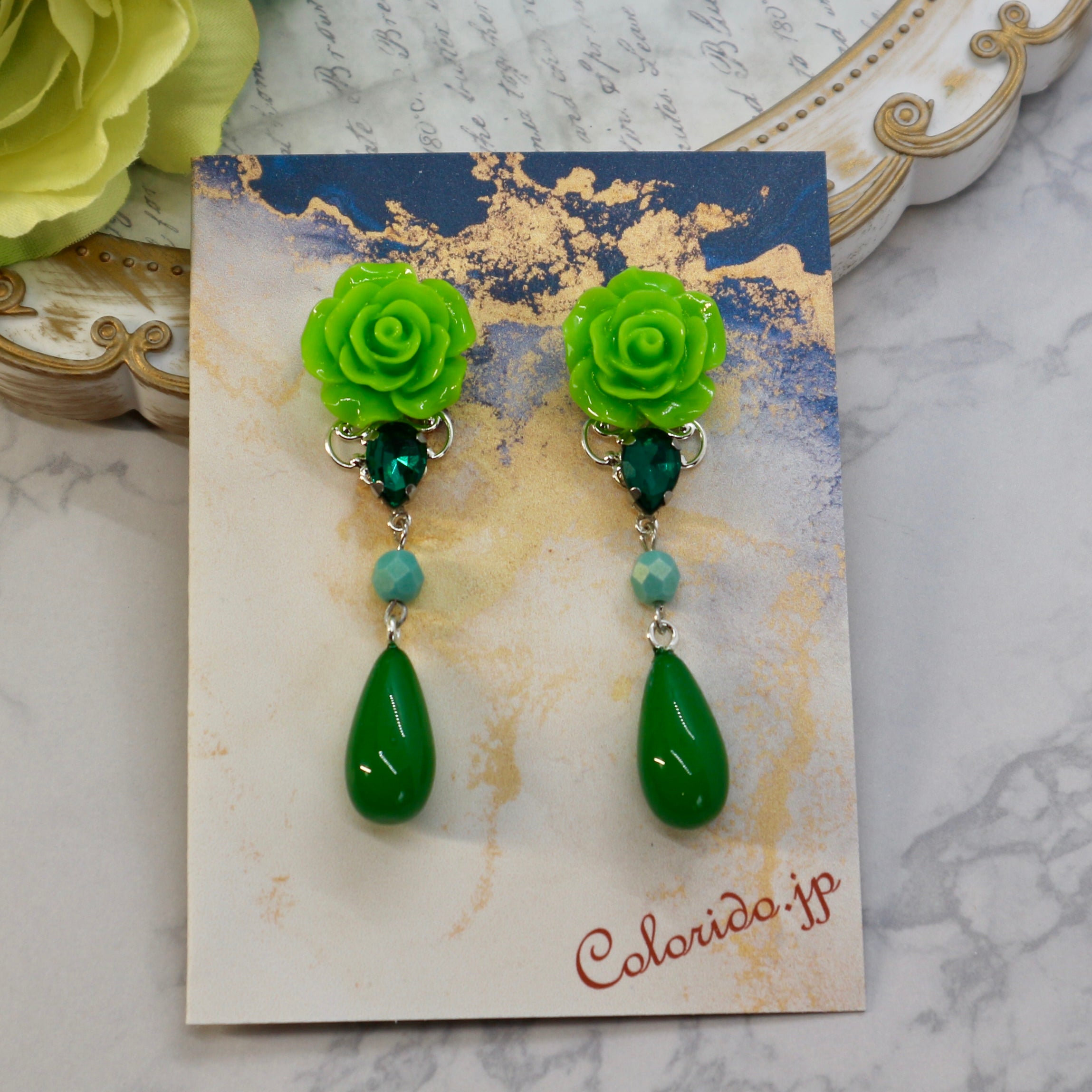 ライトグリーンの薔薇とビジュー・しずくのピアス(イヤリング