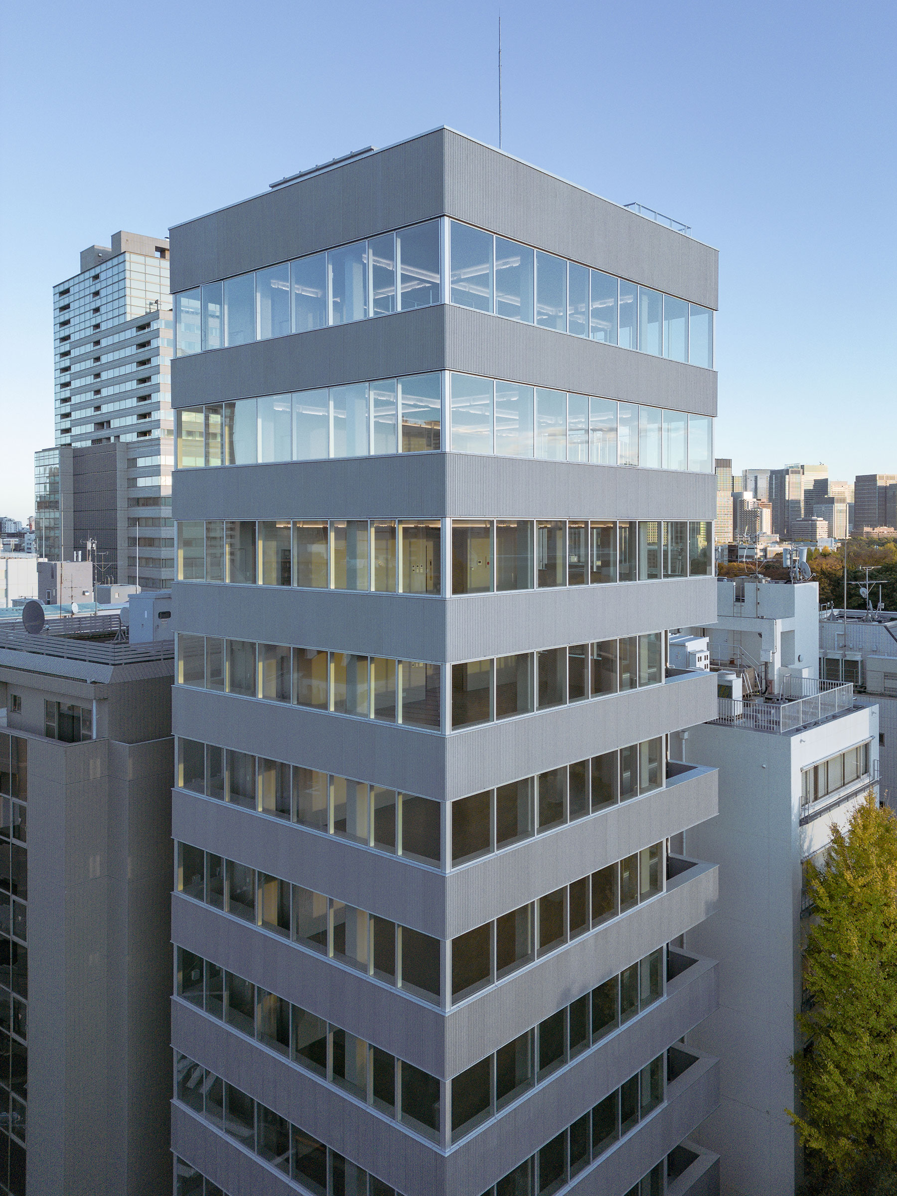 永山祐子建築設計による、東京のオフィスビル「ESCON 九段北ビル