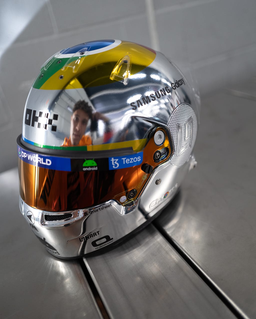 マクラーレンF1のノリス、イギリスGPで着用の“クローム”ヘルメットを