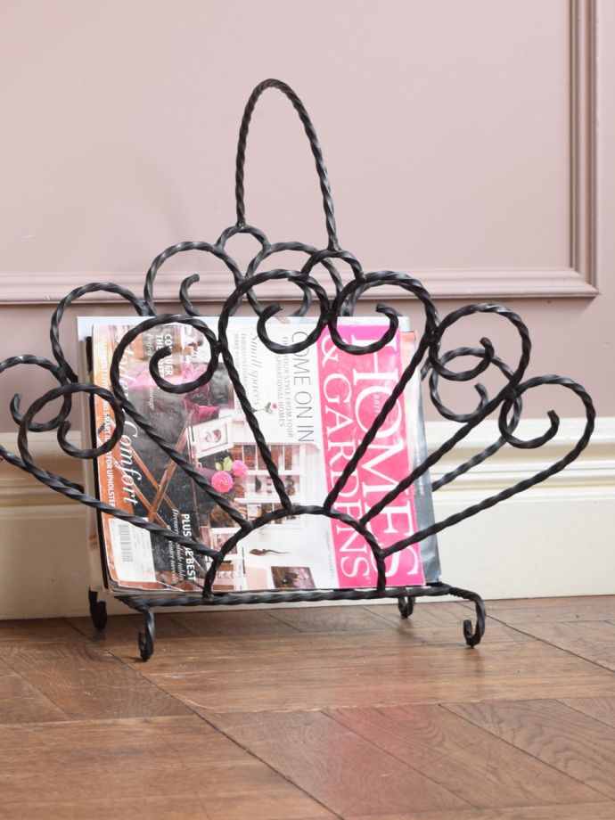 フランスから届いたおしゃれなマガジンラック、アイアンワークが美しい