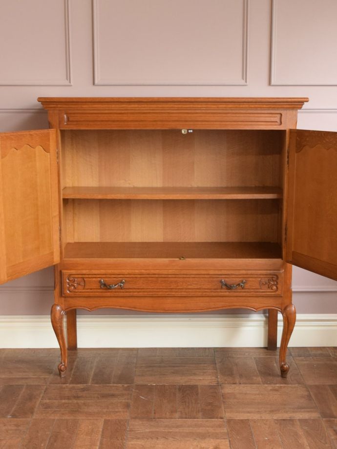 フランス生まれのアンティーク家具、扉の彫が美しいフレンチ