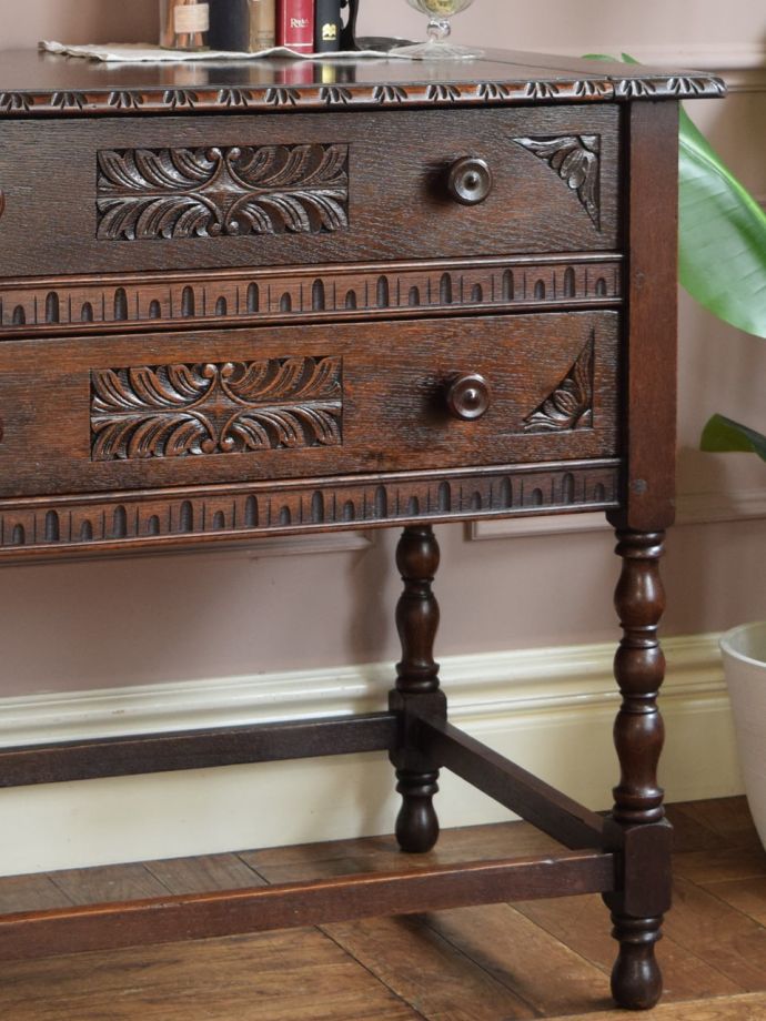 イギリスから届いたアンティークの書斎机、仕掛けが詰まったチェスト型