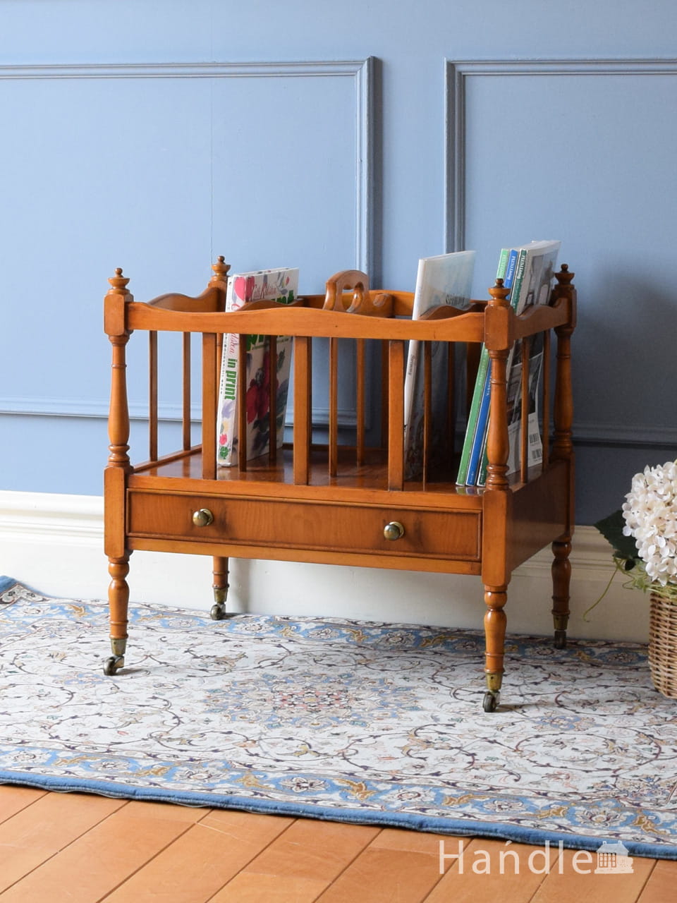 北欧スタイルのマガジンラック、コンパクトでおしゃれなビンテージ家具