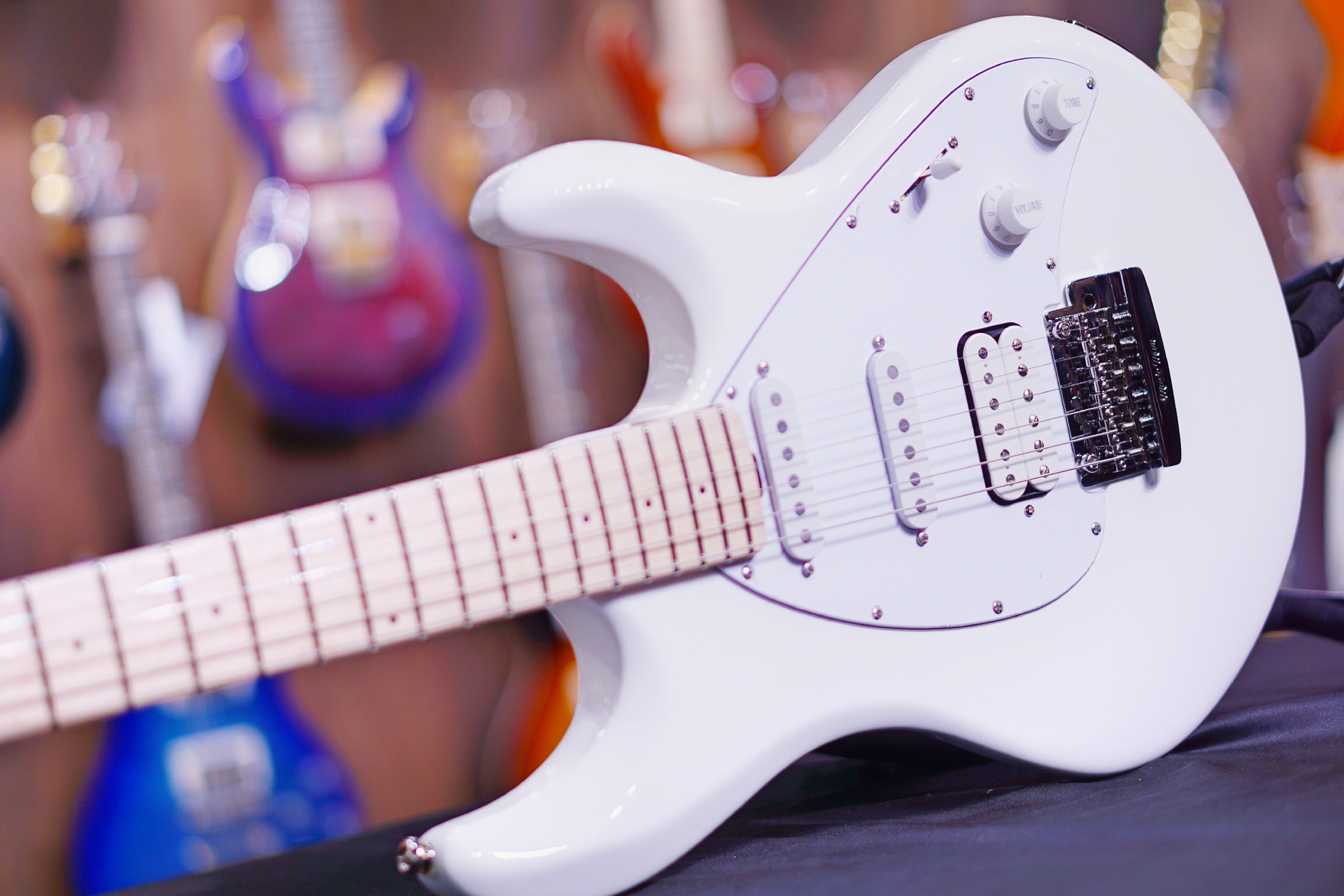 Ernie Ball Music Man Silhouette Special HSS Trem - White - Maple Match