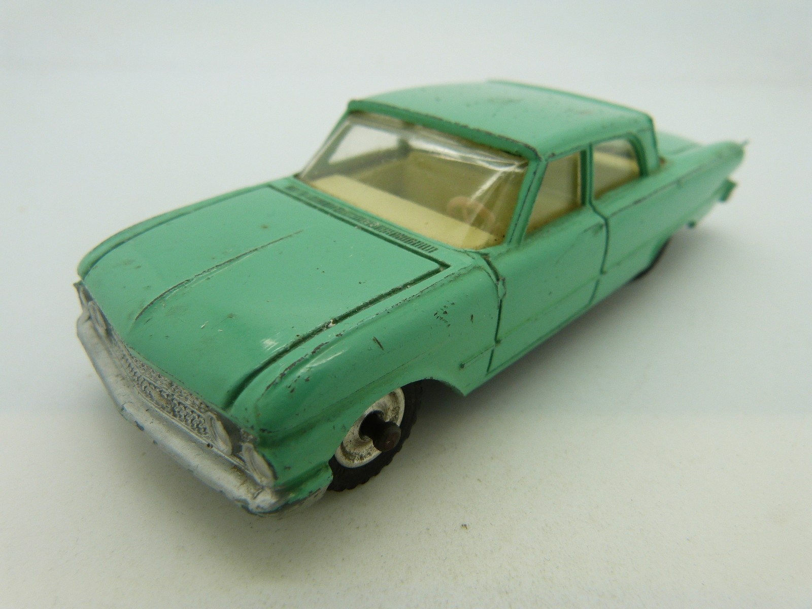 Dinky 148, Ford Fairlane - Free Price Guide & Review