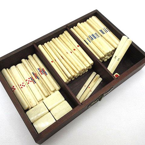 中古】背竹 骨牌 麻雀牌 唐木箱 在銘入り 装飾金具 サイコロ 点棒付き