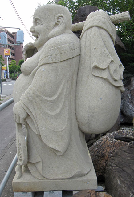 天然砂岩彫刻 七福神 布袋様（石像）｜福を招く存在感ある彫刻作品