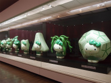 大阪・関西万博日本館で展示された「ハローキティ×藻類」の12体