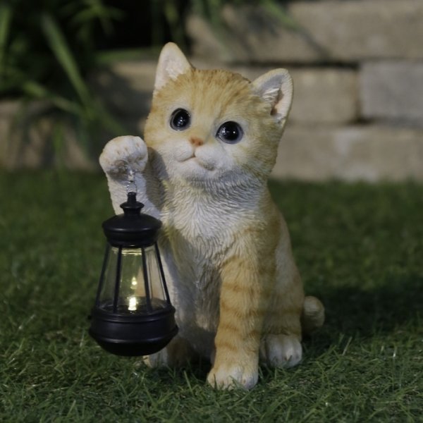 猫の置物 ソーラーランプを右手で持ち上げる茶トラ猫 高さ17cm woobia