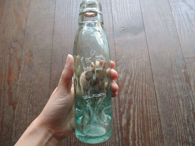 逸品】戦前エンボスラムネ瓶 花瓶 浮き玉 ガラス瓶 レトロ瓶 ホーロー