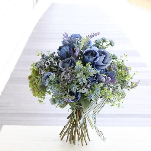 シックなブルーローズ クラッチフラワーブーケ - カントリーマム