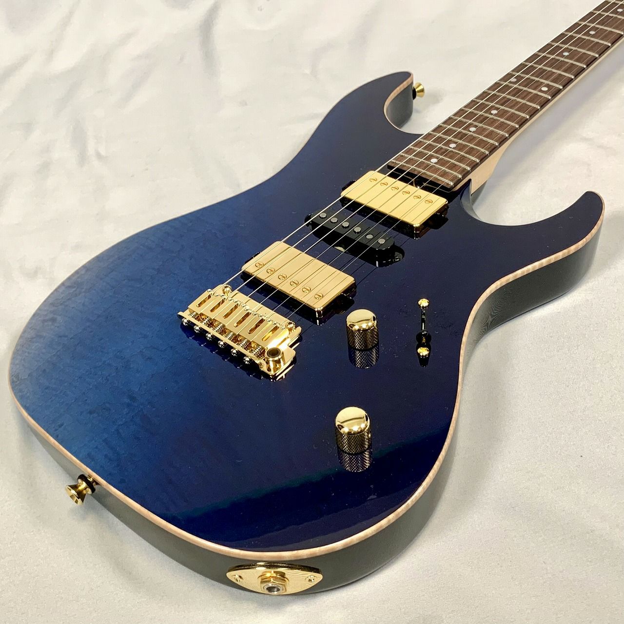 Ovation Celebrity Elite Limited EditionCE44-RBB Reverse Blue Burst