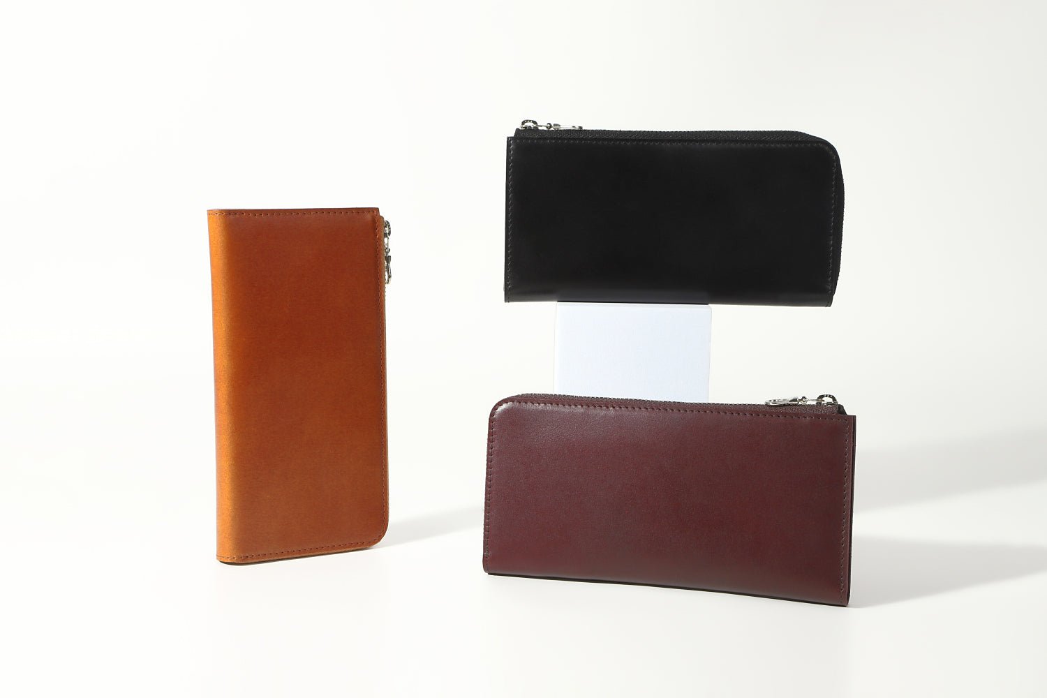 1万円サイズのコンパクト長財布｜左右対称デザインで使用方法の最適化