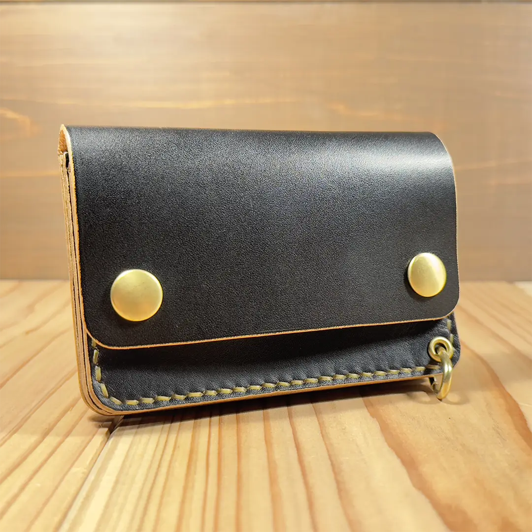 ショートトラッカーウォレット｜丘染めブラック茶芯・国産ヌメ革・手