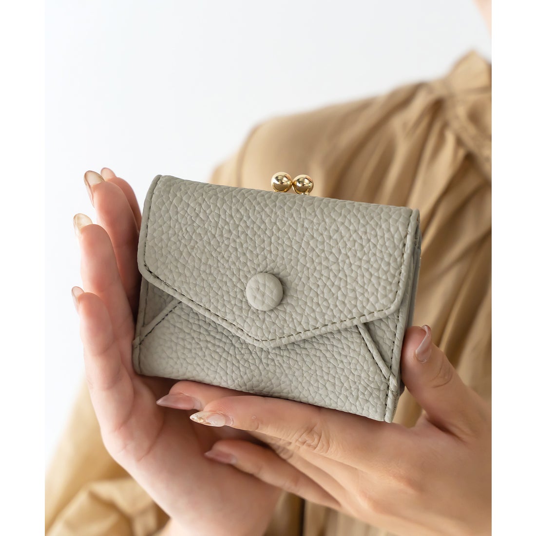 ヴィータフェリーチェ VitaFelice がま口三つ折りmini財布 （LGRAY