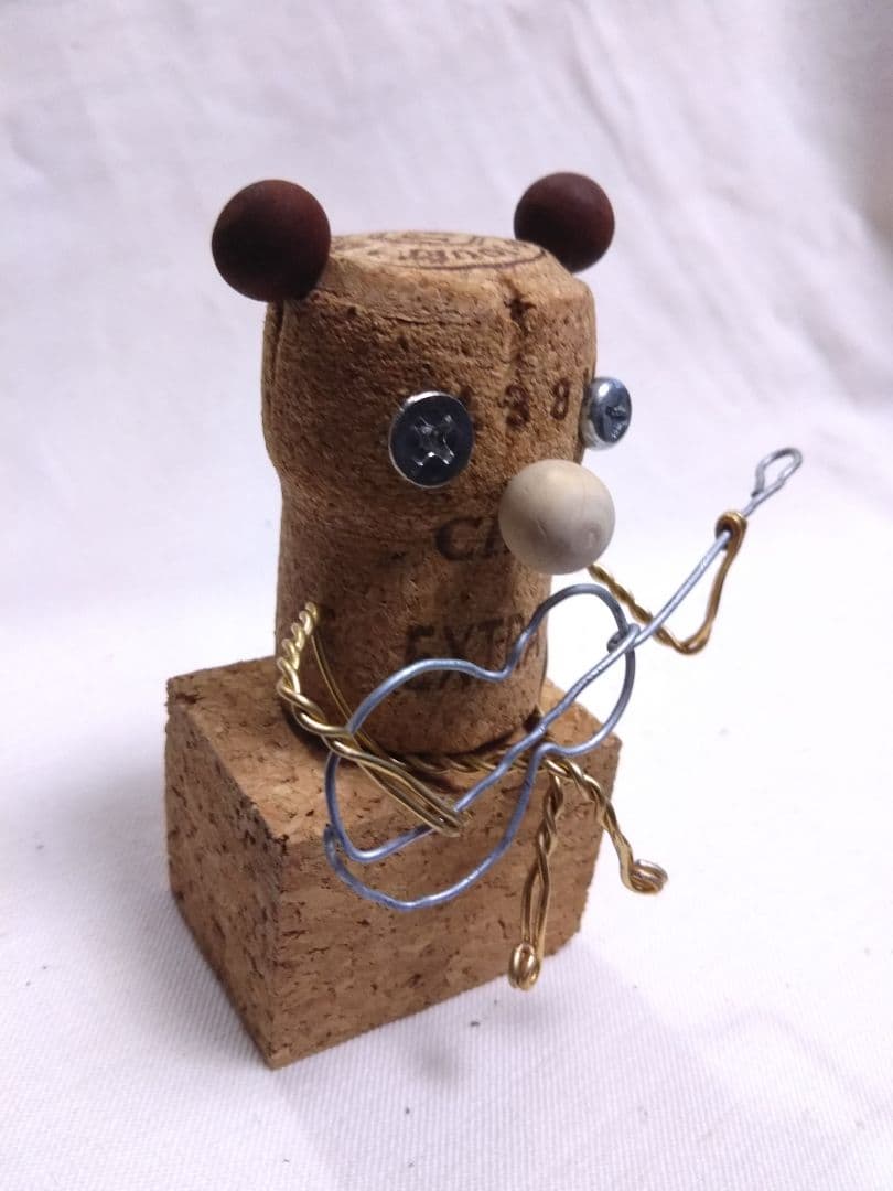 ハンドメイド ギターを弾く熊 コルク人形 茶耳 bb3ae5d42e0c8b241d84e3603a05c0