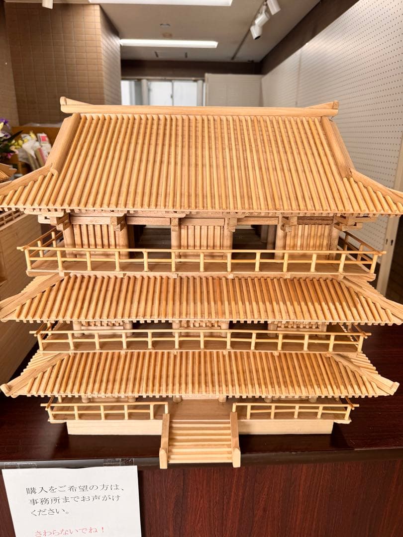 木製三階建て伝統的置物 透かし彫り屋根違い三社 金文字神具セット | 株式会社やまこう