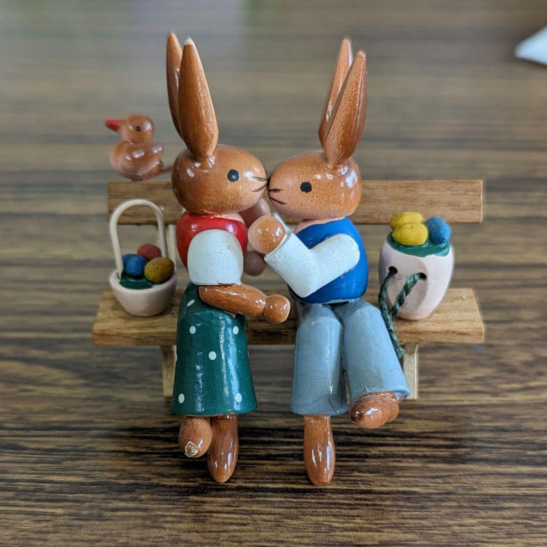ウサギのペア うさぎと小鳥とベンチ ドイツ伝統工芸品「うさぎの木の