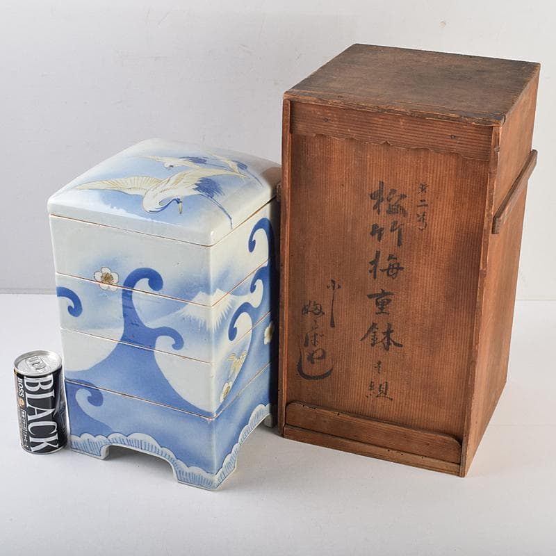 瀬戸焼　古瀬戸　染付　松竹梅文　四方四段重鉢　重箱　時代箱付　D　R9468B 手描 染付 陶器重箱 松竹梅 鶴 四段重 骨董 レトロ 瀬戸焼 庄平窯 山田