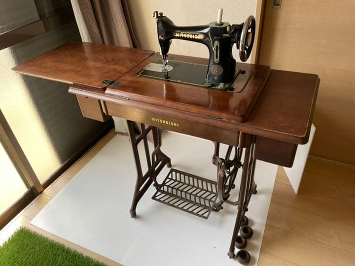 アンティークミシン台 ミシン付MITSUBISHI - メルカリ