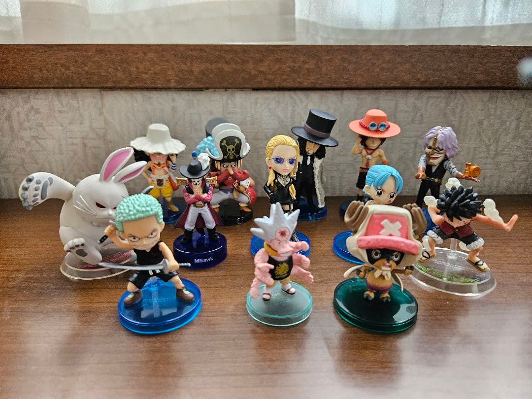 ワンピース　フイギュア　ミニサイズ　台座付き　ビビ　ゾロ　エース　ルフィ ONE PIECE ワンピース ミニフィギュア 4体セット 台座付き 約5cm