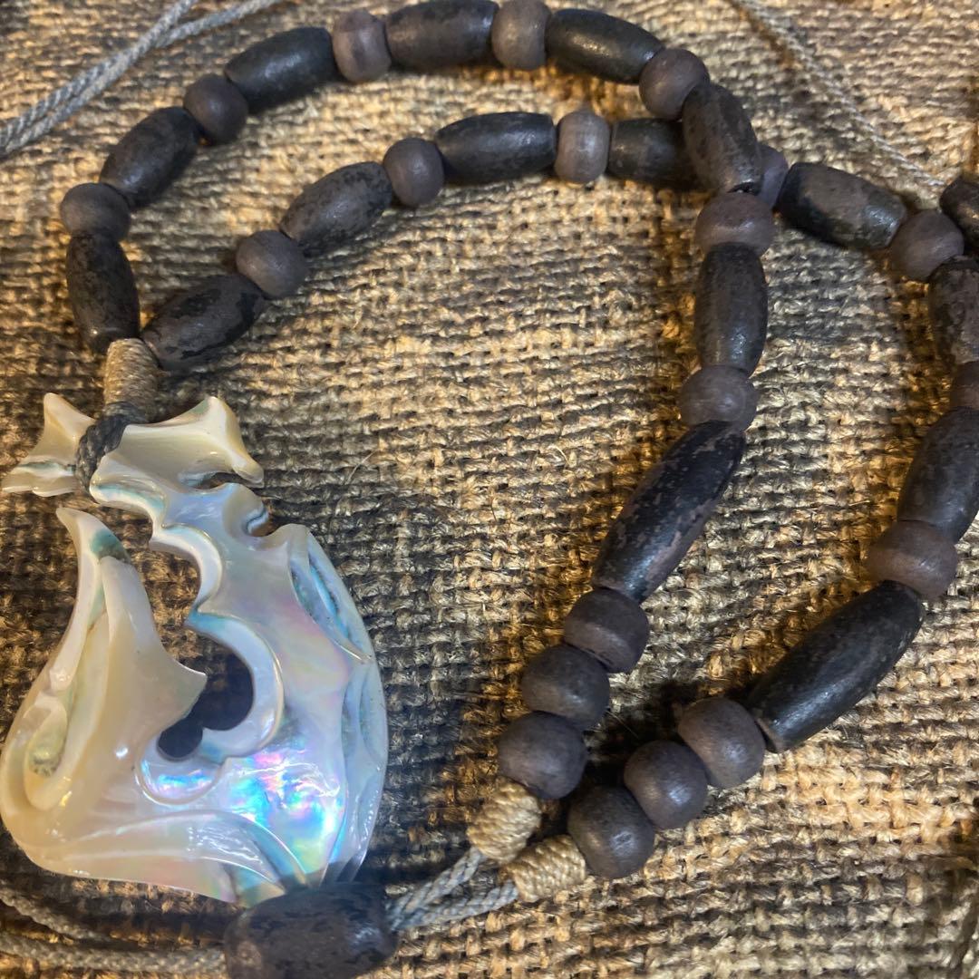 夜光貝のペンダント「海神の鱗」幸運の釣り針ハワイアンジュエリー