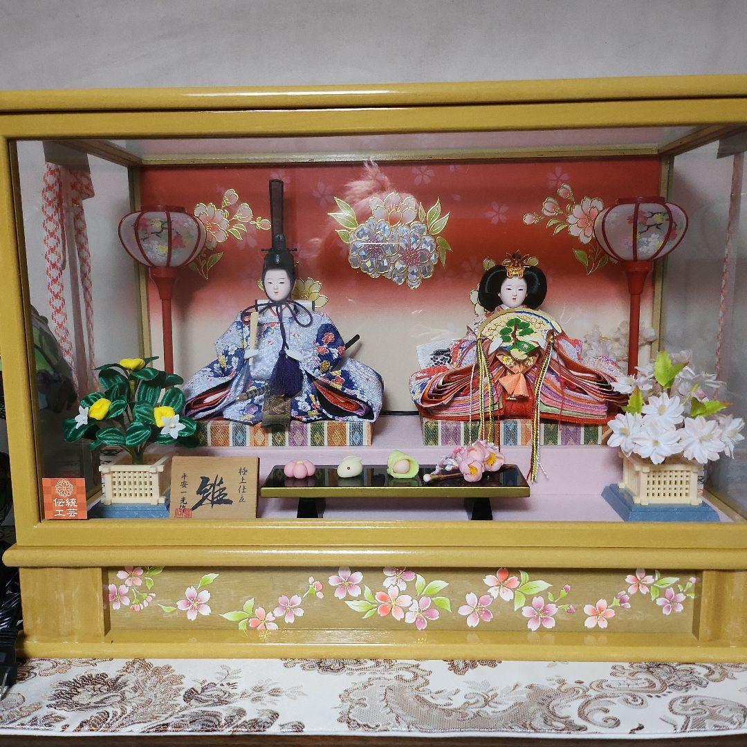 お雛様ケ－ス入り 雛人形】ケース飾り 五人飾り「格子に毬桜刺繍 六角アクリル」 (322988