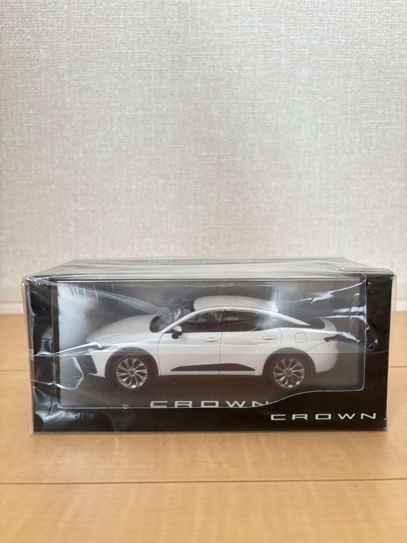 トヨタCROWN 1/30ミニカー ホワイト　新品　未開封 トヨタ特注 1/30 新型 クラウンクロスオーバー 2022 カラーサンプル