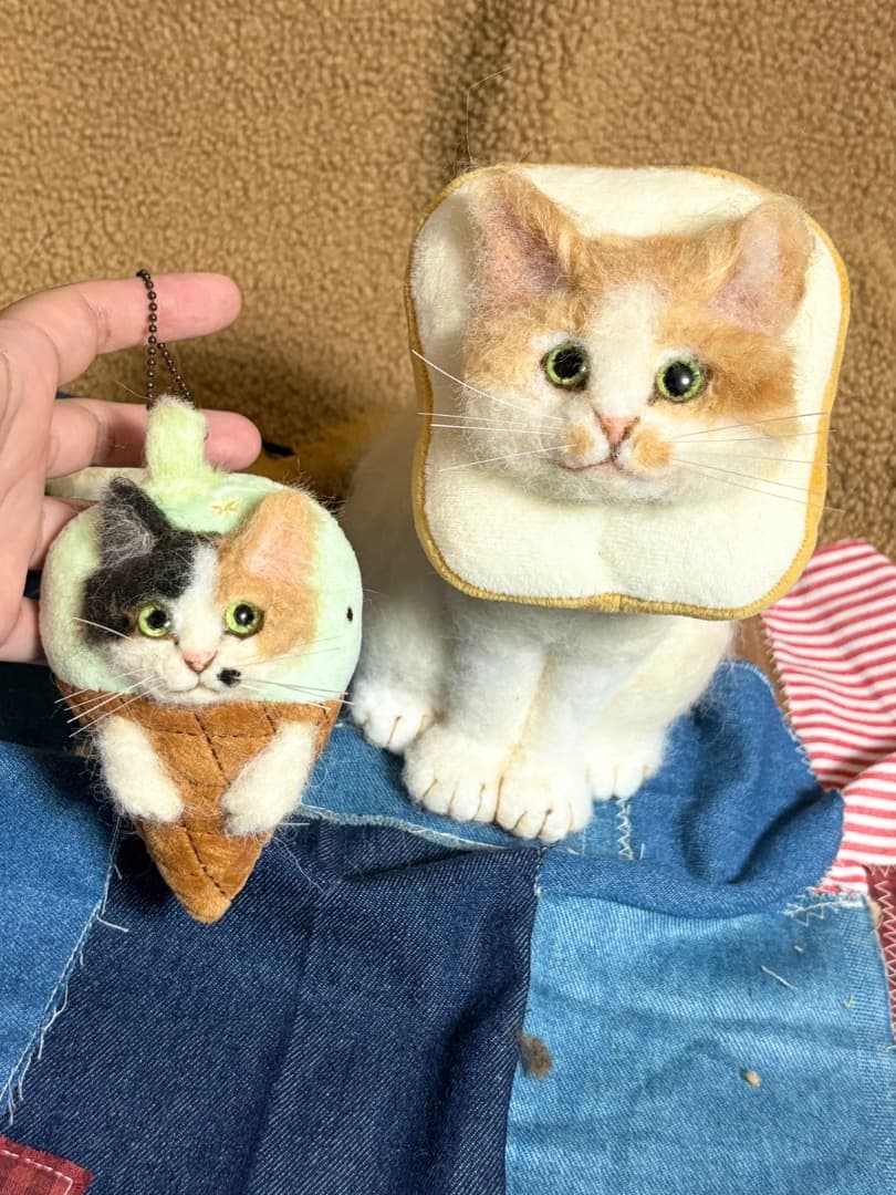 A猫　羊毛フェルト食パンのカラーをつけた茶白猫とアイス猫【ハンドメイド m52880897490_1.jpg?1761829933