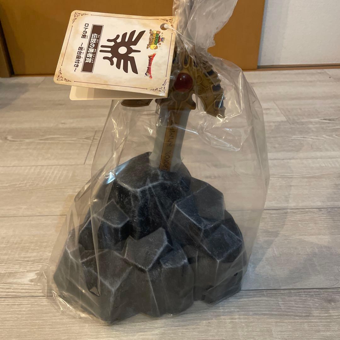 ドラゴンクエスト ふくびき所スペシャル 伝説の勇者賞 ロトの剣 岩台座付き 新品 ドラゴンクエスト ふくびき所スペシャル 伝説の勇者賞 ロトの剣