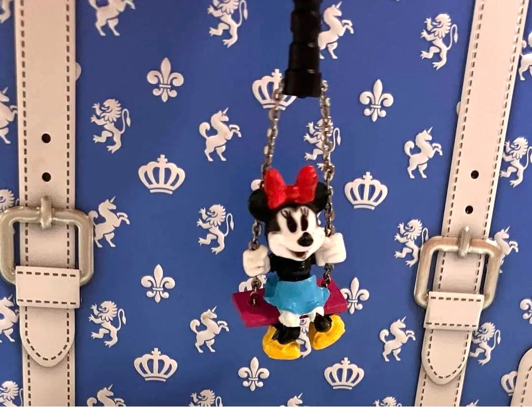 揺れる　ブランコに乗ったミニーマウス　Disney チャーム　飾り　携帯 ディズニーキャラクターがスマートフォンにぶらさがってキュートに