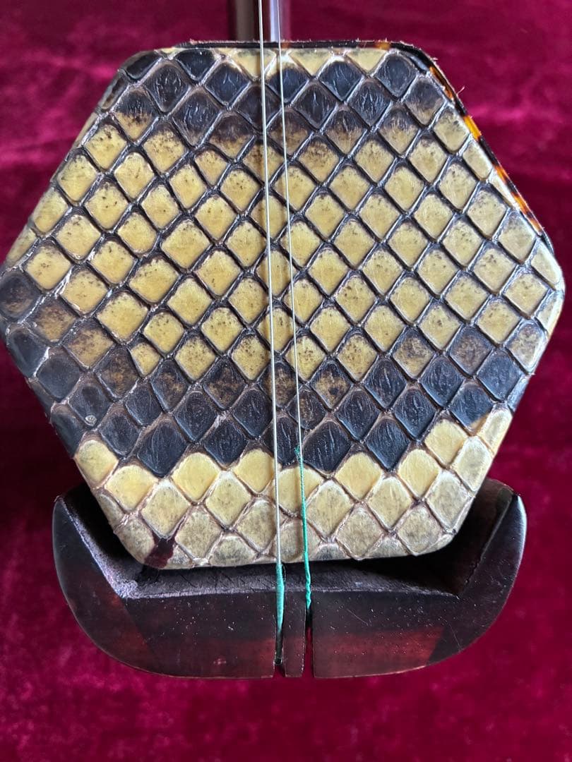 格安二胡★紫檀★錦蛇皮★古月琴坊・万其興製作★十年保証★必需品揃い★100％評価 楽天市場】中国二胡 古月琴坊 ER-1600（老紅木/錦蛇皮）14点セット