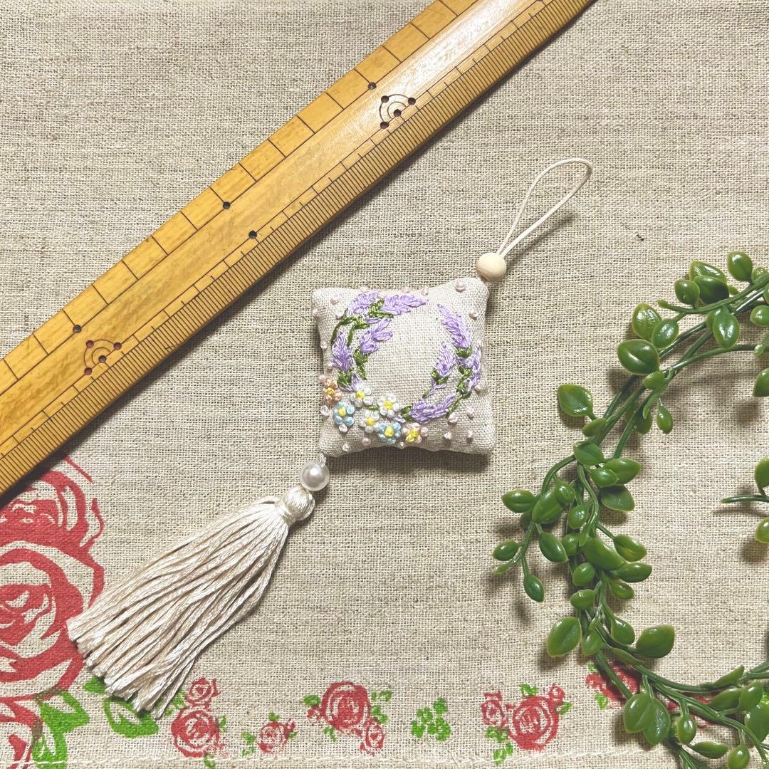 No.2305-3 タッセルスクエアサシェ 香り袋 ラベンダーリース 淡い小花