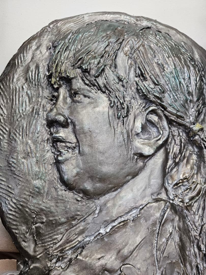 彫刻レリーフ微笑む少女