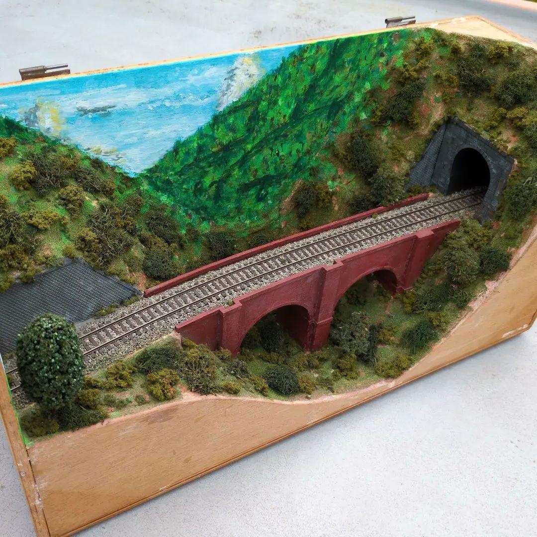 HOゲージ車両展示用ジオラマレンガアーチ橋のある山岳風景（車両は含み