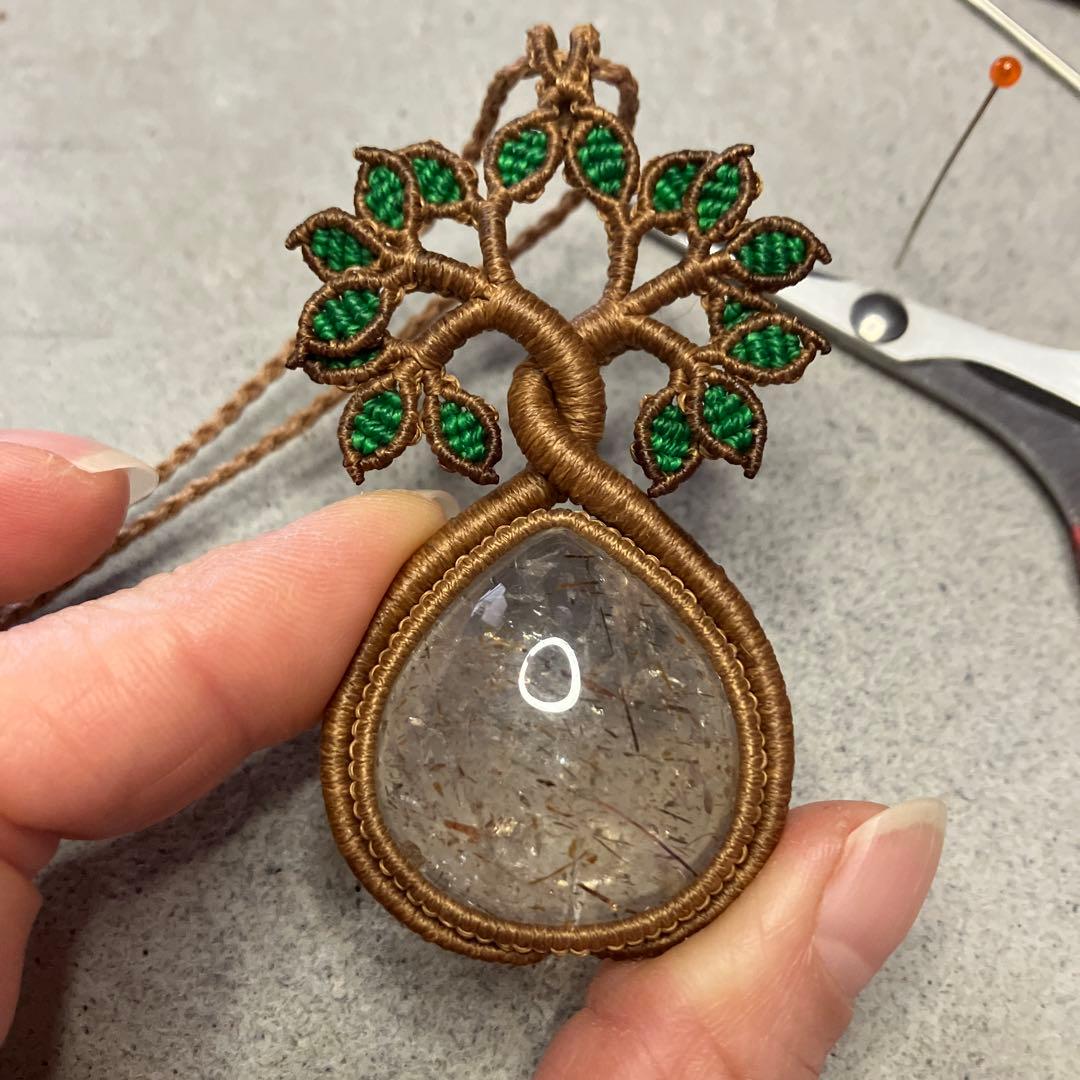 マクラメ手作りネックレス(生命の樹) 手作りのマクラメ生命の樹ネックレス（宝石付き） - ユニークな職人の