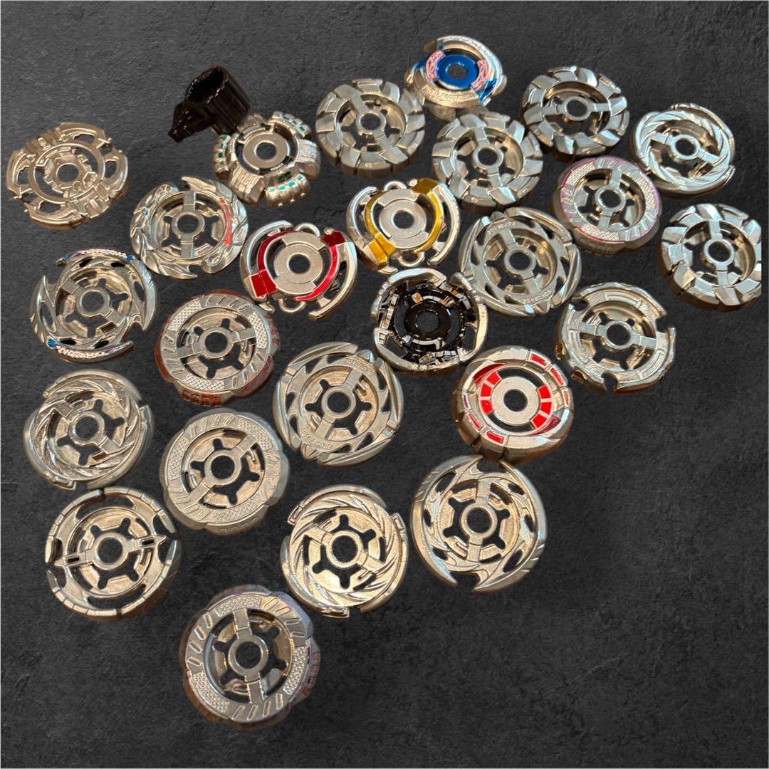 ベイブレードセット 11個とパーツ多数まとめ売り - メルカリ