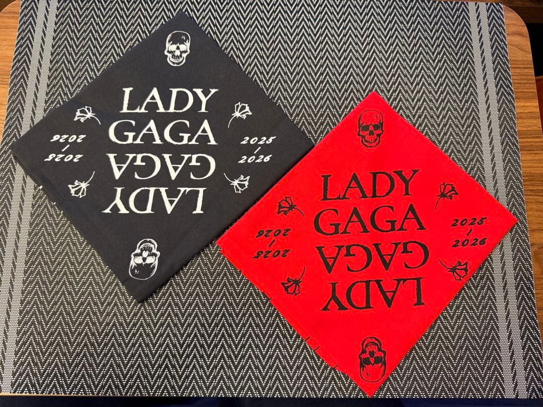 Lady Gaga THE MAYHEM BALL バンダナ　赤・黒2枚セット 早い者勝ち】LADY GAGA MAYHEM BALLライブ会場限定バンダナ赤 - メルカリ