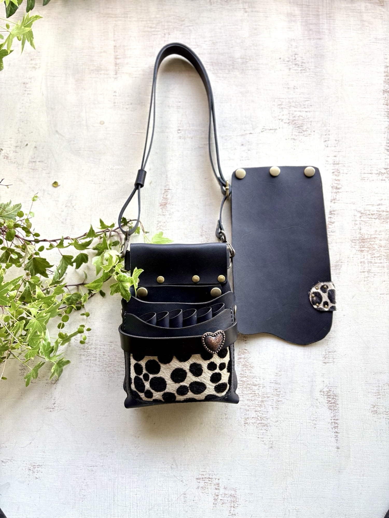 ヌメ革ナチュラルローズ型押しの大人可愛いシザーケース - coocs works